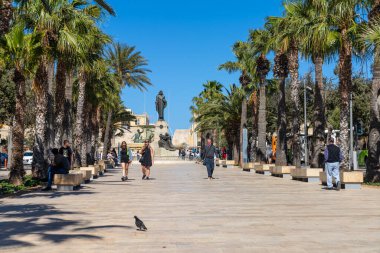 Valletta, Malta, 3 Nisan 2024. Kral VII. Edward Bulvarı. Arka planda şehir merkezinde bulunan Kral İsa heykeli.