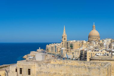 Valletta, Malta, 3 Nisan 2024. Şehrin tarihi merkezindeki binaların panoramik manzarası.