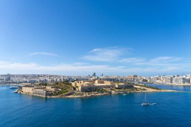 Valletta, Malta, Nisan 03, 2024 Manoel Adası 'ndaki antik Fort Manoel' in panoramik manzarası.