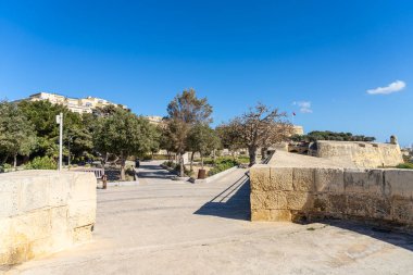 Valletta, Malta, 3 Nisan 2024. Valletta 'nın tarihi merkezinde Hastings Garden Malta' nın panoramik manzarası