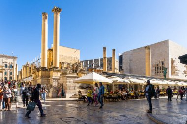 Valletta, Malta, Nisan 03, 2024 Kraliyet Tiyatro Meydanı 'nın panoramik manzarası