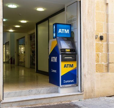 Valletta, Malta, 3 Nisan 2024. Şehir merkezindeki ağaçta bir ATM.
