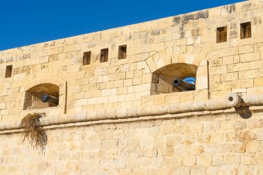 Valletta, Malta, Nisan 03, 2024 Şehrin tarihi merkezindeki St. Elmo Kalesi 'nin surlarındaki toplar.