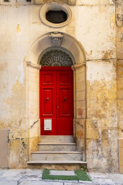 Valletta, Malta, Nisan 03, 2024 şehir merkezindeki evlerin tipik giriş kapılarının dış görüntüsü.
