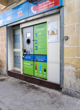 Valletta, Malta, Nisan 03, 2024. Şehir merkezindeki plastik konteyner koleksiyoncusu.