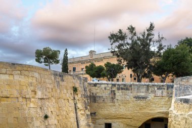 Valletta, Malta, Nisan 03, 2024 şehir merkezindeki St. James kalesinin panoramik manzarası.