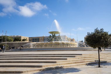 Valletta, Malta, Nisan 04, 2024 şehir merkezindeki Triton çeşmesinin manzarası.
