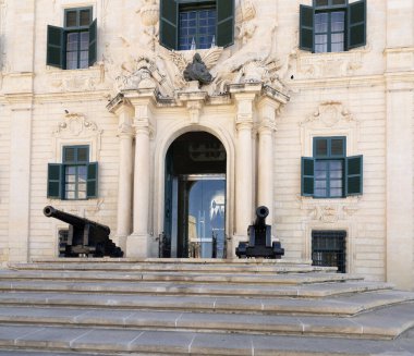 Valletta, Malta, Nisan 04, 2024 Malta Başbakanının şehir merkezindeki ofisine ev sahipliği yapan Auberge de Castille sarayının girişindeki toplar.