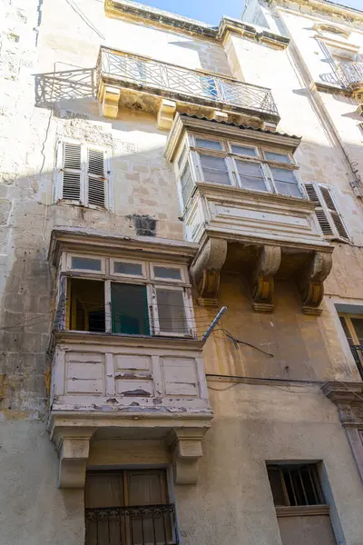 Valletta, Malta, Nisan 03, 2024. Şehir merkezindeki eski binaların tipik ahşap balkon manzarası.