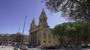 Valletta, Malta, Nisan 03, 2024 Floriana 'daki St. Publius Kilisesi' nin dış görünüşü.