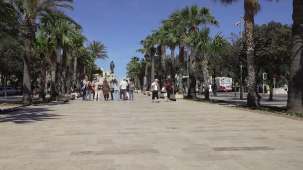 バレッタ マルタ 2024 市内中心部のキングエドワード7世アベニューを散策する人々 — ストック動画