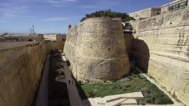 Valletta, Malta, Nisan 03, 2024 St. John Bastion 'ın şehir merkezindeki panoramik manzarası.