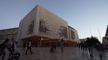 Valletta, Malta, Nisan 03, 2024 Malta şehir merkezindeki Malta parlamento binasının gün batımında dış görünüş