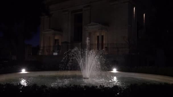 Vista Los Chorros Agua Una Fuente Por Noche — Vídeo de stock
