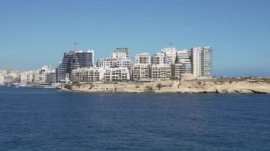 Valletta, Malta, 3 Nisan 2024. Valletta 'nın tarihi merkezinden Sliema' nın panoramik görüntüsü