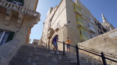 Valletta, Malta, Nisan 03, 2024 Şehir merkezindeki Arch Bishop Caddesi 'ndeki merdiven manzarası