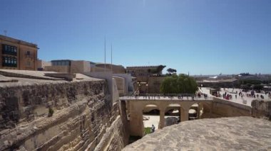 Valletta, Malta, 3 Nisan 2024. Şehir merkezindeki St. John Bastion 'dan şehir kapısının panoramik görüntüsü