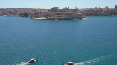 Valletta, Malta, Nisan 03, 2024 panoramik manzara St. Angel kalesi şehir limanında.