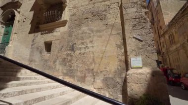 Valletta, Malta, Nisan 03, 2024 Şehrin tarihi merkezindeki evlerin arasındaki tipik merdivenler.