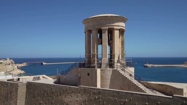Valeta Malta Abril 2024 Monumento Guerra Campana Asedio Con Rompeolas — Vídeos de Stock