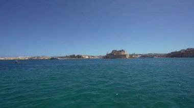 Valletta, Malta, 3 Nisan 2024. Grand Harbor 'dan St. Angel Kalesi' nin panoramik manzarası.