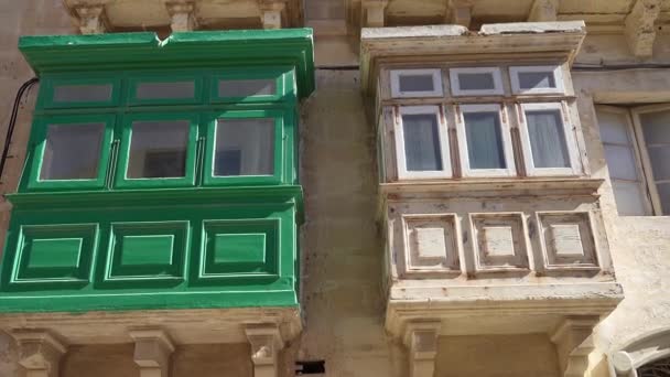 Valletta Malta April 2024 Uitzicht Typische Kleurrijke Houten Balkons Oude — Stockvideo