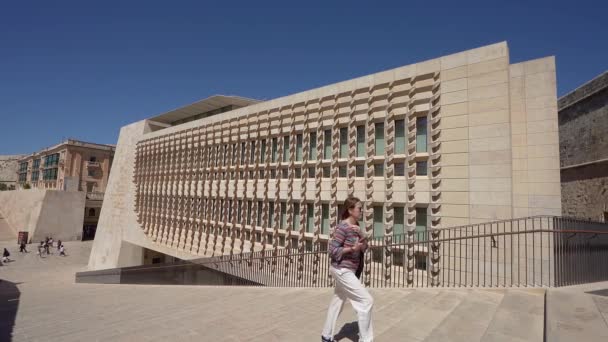 Βαλέτα Μάλτα Απριλίου 2024 Εξωτερική Άποψη Του Κτιρίου Της Βουλής — Αρχείο Βίντεο
