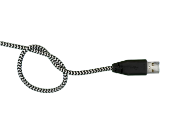Şeffaf bir yüzeye düğümlenmiş bir USB kablosu