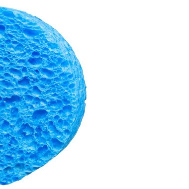 Şeffaf bir arkaplan önünde mavi bir sünger