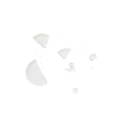 Şeffaf bir arka planda ezilmiş bir ilaç hapı.