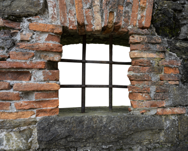 Eski evin duvarlarındaki boşluklar.