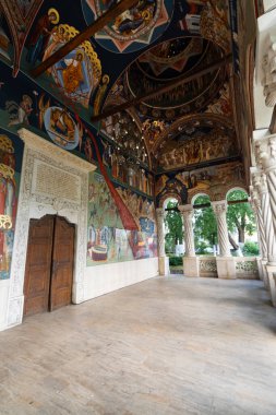 Bükreş, Romanya. 23 Mayıs 2024. Şehir merkezindeki St. George Ortodoks Kilisesi 'nin giriş kapısı.