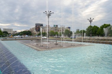 Bükreş, Romanya. 23 Mayıs 2024 'te şehir merkezindeki Unirii meydanındaki fıskiyelerin görüntüsü.