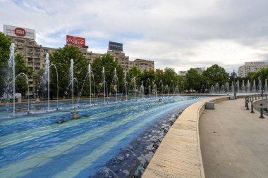 Bükreş, Romanya. 23 Mayıs 2024 'te şehir merkezindeki Unirii meydanındaki fıskiyelerin görüntüsü.