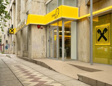 Bükreş, Romanya. 23 Mayıs 2024. Şehir merkezindeki Raiffeisen Bank şubesinin dış görünüşü