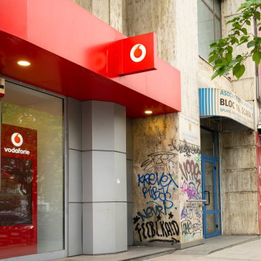 Bükreş, Romanya. 23 Mayıs 2024. Şehir merkezindeki Vodafone markasının logosunun dış görünümü