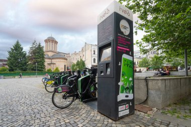 Bükreş, Romanya. 23 Mayıs 2024 şehir merkezindeki bir meydanda kiralık bisikletler.