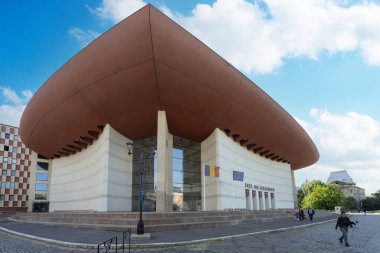 Bükreş, Romanya. 23 Mayıs 2024 Bükreş Ulusal Tiyatrosu 'nun şehir merkezindeki dış manzarası.