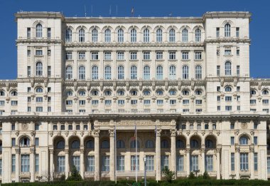 Bükreş, Romanya. 23 Mayıs 2024 şehir merkezindeki parlamento binasının dış görüntüsü.