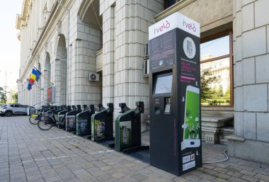 Bükreş, Romanya. 23 Mayıs 2024 'te şehir merkezinde bir kaldırımda bisiklet kiraladım.