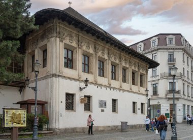 Bükreş, Romanya. 23 Mayıs 2024. Şehir merkezinde bir Eskiler evi.