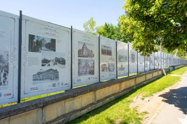 Bükreş, Romanya. 24 Mayıs 2024 'te, şehir merkezindeki 1000 yıllık Romen kültürünün tarihini resmeden tabelalara bakılıyor.