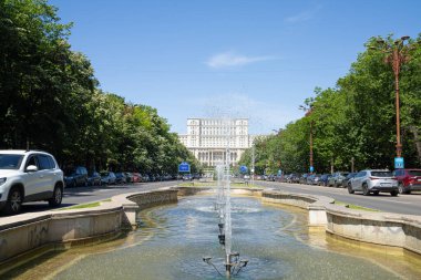 Bükreş, Romanya. 24 Mayıs 2024. Şehir merkezindeki Unirii Bulvarı 'ndaki çeşmelerin manzarası.