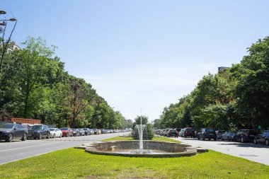 Bükreş, Romanya. 24 Mayıs 2024. Şehir merkezindeki Unirii Bulvarı 'ndaki çeşmelerin manzarası.