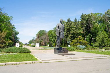 Bükreş, Romanya. 24 Mayıs 2024 'te şehir merkezindeki Herastrau Park' ın girişindeki Charles De Gaulle Heykeli.