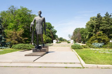 Bükreş, Romanya. 24 Mayıs 2024 'te şehir merkezindeki Herastrau Park' ın girişindeki Charles De Gaulle Heykeli.