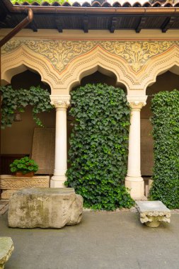 Bükreş, Romanya. 24 Mayıs 2024. Şehir merkezindeki Stavropoleos Manastırı 'nın dış görünüşü.