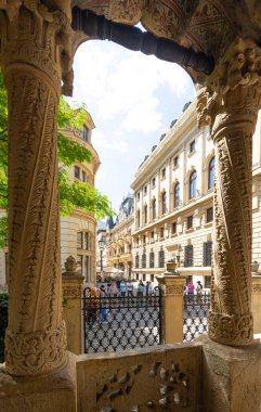 Bükreş, Romanya. 24 Mayıs 2024. Şehir merkezindeki Stavropoleos Manastırı 'nın dış görünüşü.