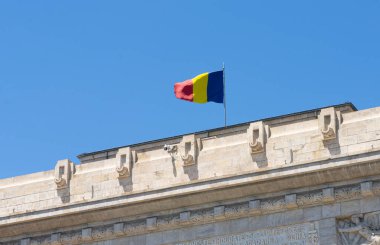 Bükreş, Romanya. 24 Mayıs 2024 Romanya 'nın Bükreş kentinde zafer kemerinde dalgalanan Roma bayrağı