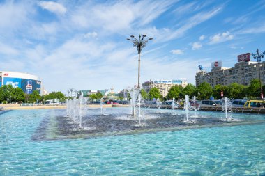 Bükreş, Romanya. 24 Mayıs 2024. Şehir merkezindeki Unirii Meydanı 'ndaki çeşmeler.